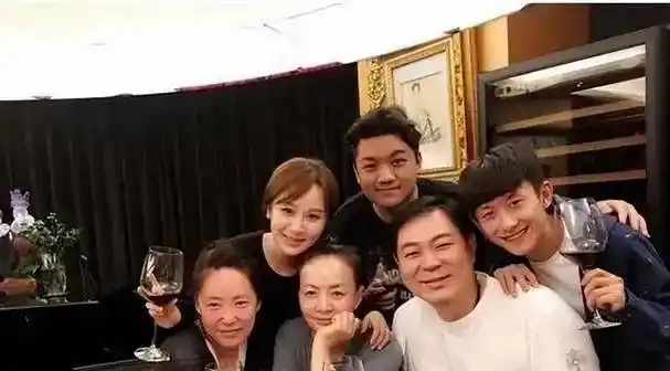 张一山携手杨紫,去宋丹丹豪宅聚会,进门不淡定:咱妈真有钱_时光_观众