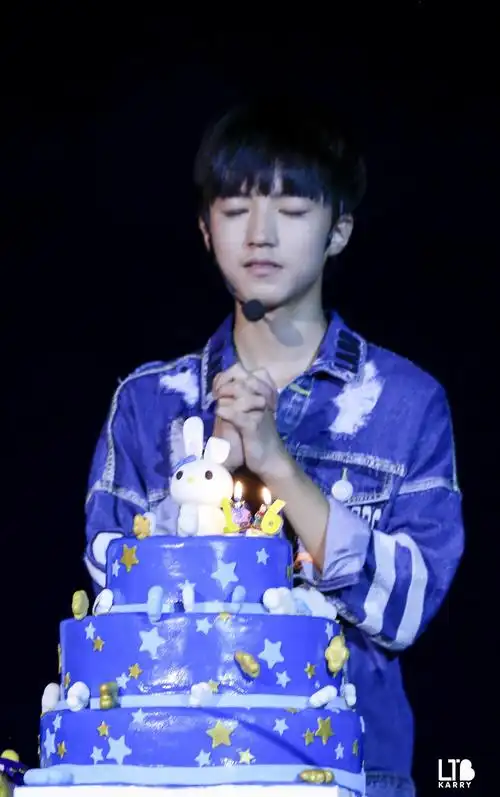 岁的王俊凯再见了 这一年辛苦了 回忆太多 无法一一细数 十六岁生日