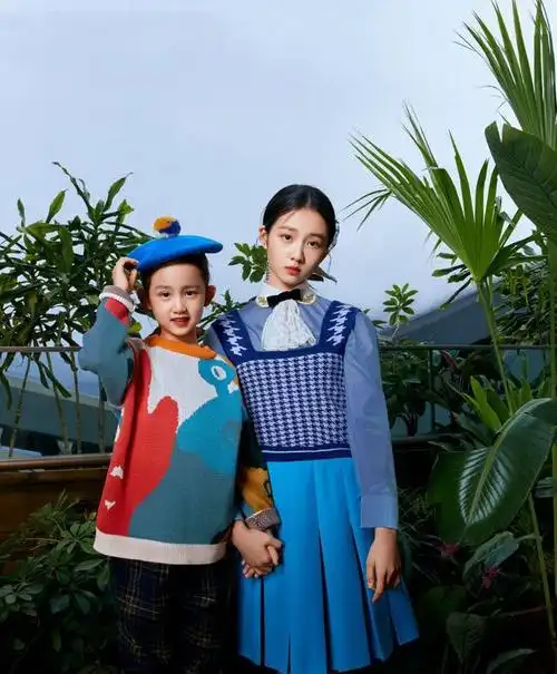 孙莉携女儿黄多多黄少艾上杂志,多多高冷文艺范,多妹比姐姐更美