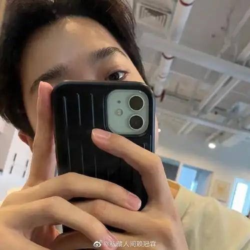 赖冠霖[超话]##赖冠霖# 又是怼手机自拍的.