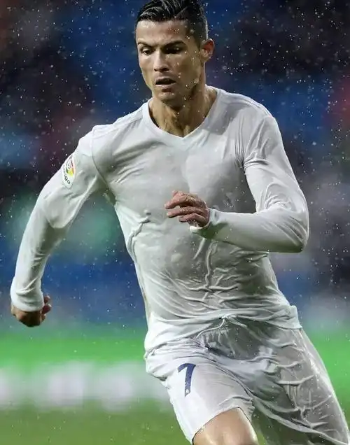 三点尽凸!c罗雨中狂奔演湿身诱惑 极致身材炸裂