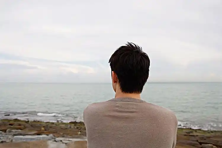 男人,坐,海边,向外看,海洋_高清图片_全景视觉