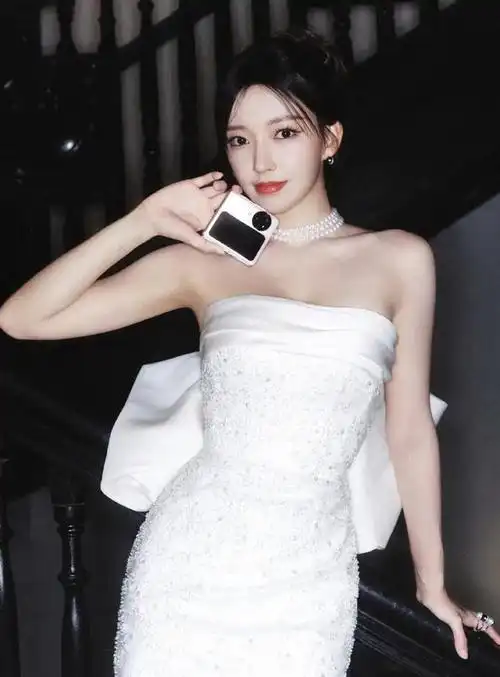 程潇白色抹胸礼服大赏,越看越像裹了一条浴巾,性感身材根本遮不|乐器