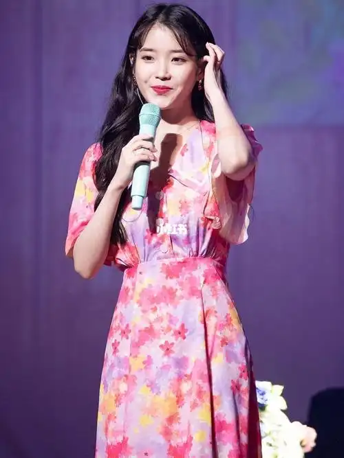 空气中透露着浪漫的粉色 连空气都知道我对你动了心