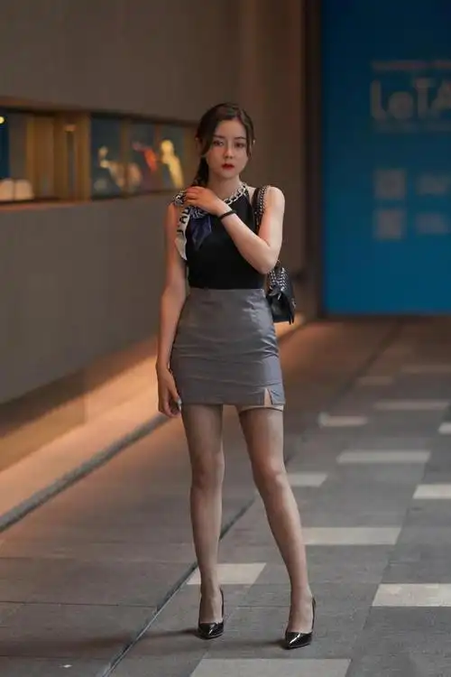 ol装短裙美女,时尚都市丽人,高跟鞋配黑色袜!