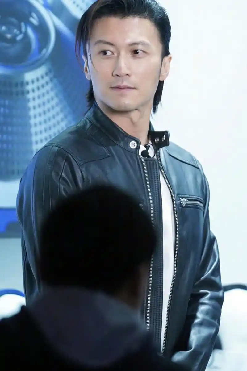 谢霆锋20年都留同一个发型,这是老土还是帅气呢?[大哈]