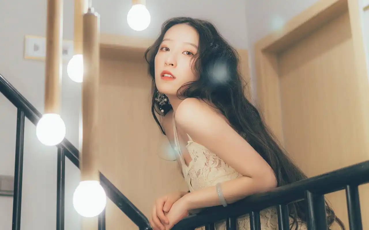 白皙卷发美女唯美高清桌面壁纸