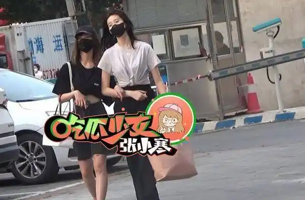 陈卓璇与助理牵手回家张艺凡郑乃馨挽手练舞_舞蹈_穿着_演播室