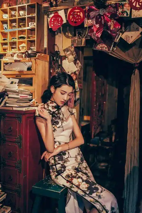 58岁邝美云才是真贵妇,穿蕾丝旗袍好优雅,气质光靠钱堆不出来_西装