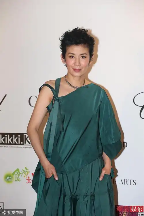 吴君如被女儿追问情史自曝初恋19岁