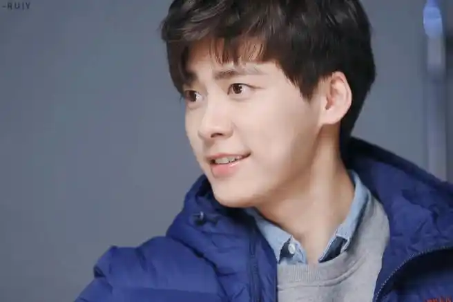 挑战每天按相册顺序发一张李易峰的照片##园园不断