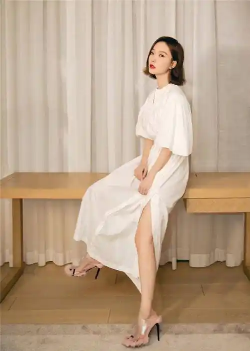 王珞丹美的独特,紧身小腹搭配大长腿,谁看了不心动?_低调_身材_脚尖