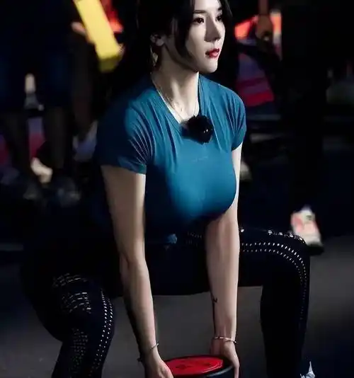 95后美女刘太阳走红130斤身材不臃肿身材不输卡