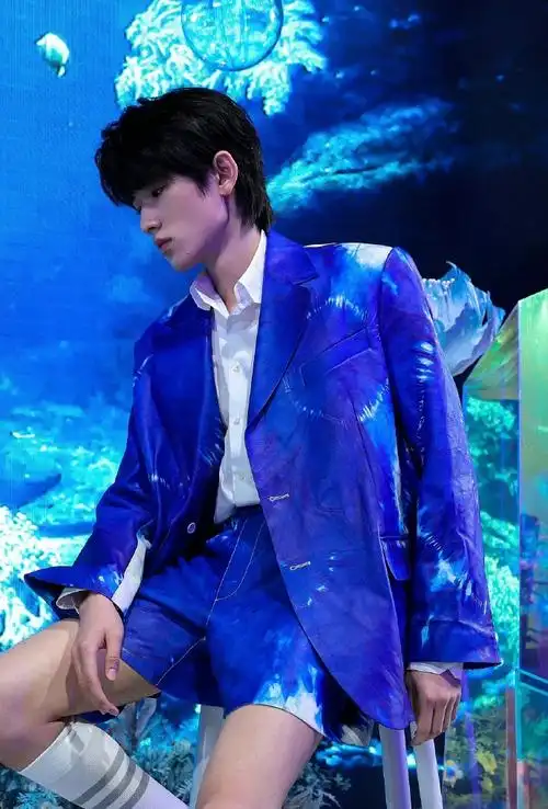 宋亚轩蓝色西装造型随拍##宋亚轩和蓝色西装的适配度