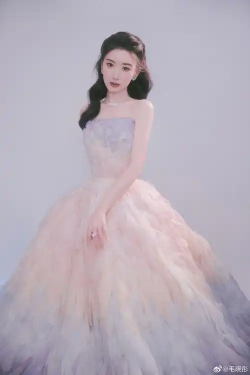 毛晓彤穿彩色渐变羽毛裙甜美可人大眼清澈灵动