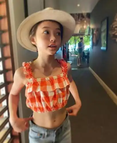 原创最美混血童模爱穿比基尼炫腹肌,年仅10岁发际线就后移,真可怜