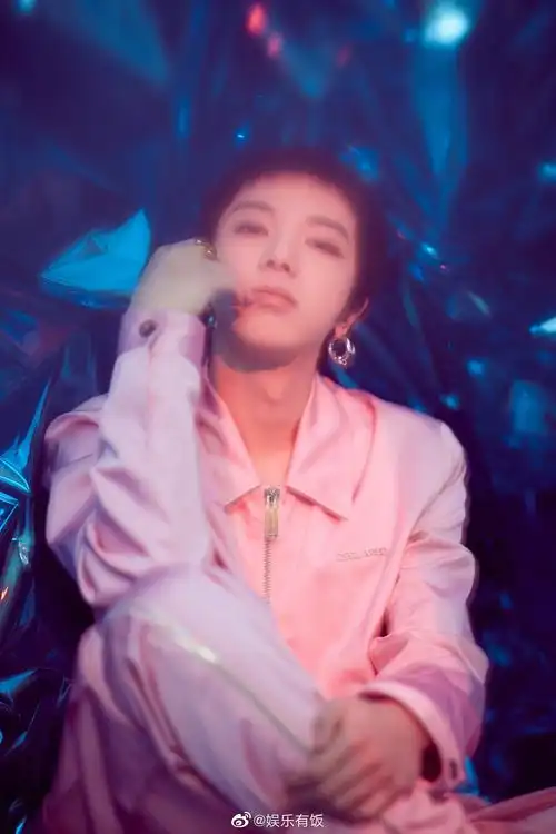 音乐盛典花花@华晨宇yu 身穿樱花粉休闲装,粉嫩帅气