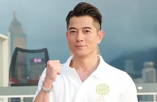 郭富城穿了一款衬衣款式白t搭配灰色系休闲裤,长发梳成三七分大奔头很