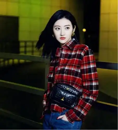 景甜街拍照格子衫牛仔裤简单又清爽网友还不是人好看