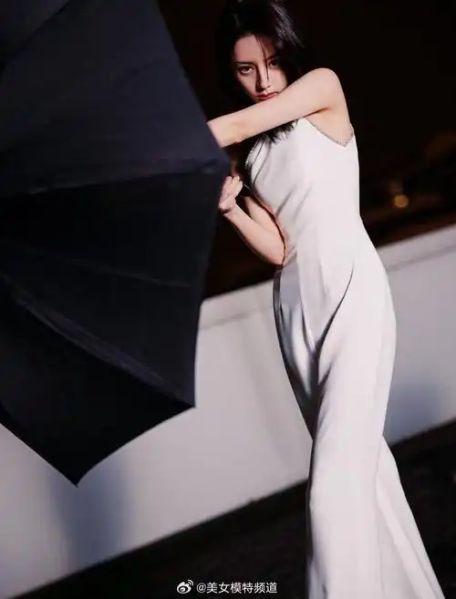 迪丽热巴天台撑伞氛围感大片释出 眼神凝视霸气侧漏