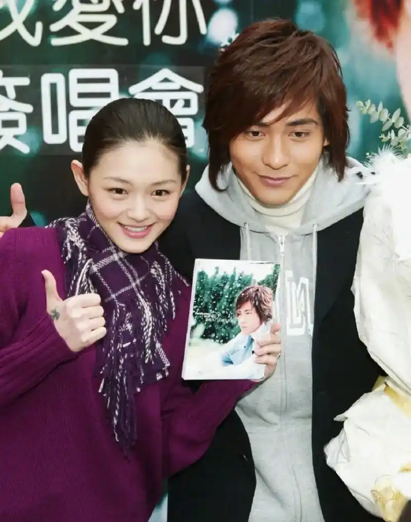 当年的周渝民和大s真的挺般配的,他们倆给人的感觉就是班里长得最好看