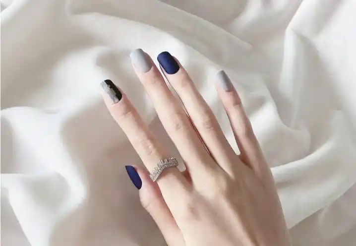 大理石纹蓝色磨砂美甲图片:雾霾蓝和藏蓝色的配色花纹,搭配跳色效果