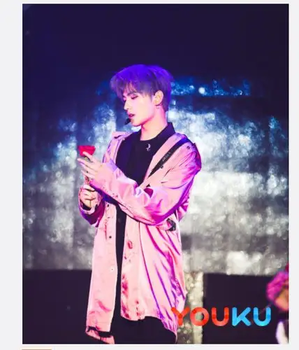 杨洋染头发了! 「精灵系灰蓝色」帅到逆天