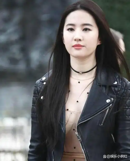 被拽头发,在身上乱画,遭霸凌的刘亦菲,是怎么走出阴影的?