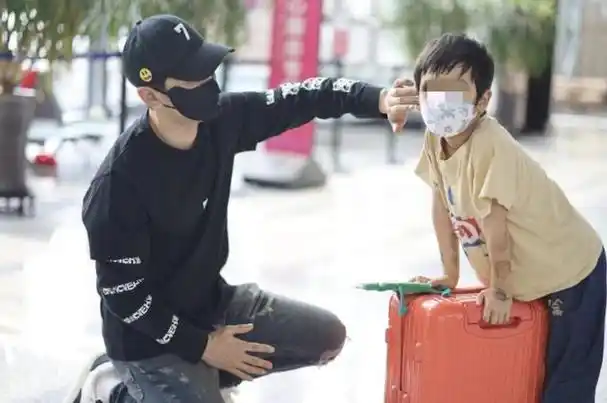 黄晓明晒儿子合影!