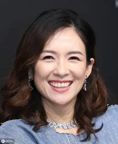 气场大开的章子怡,笑得"让人着迷"