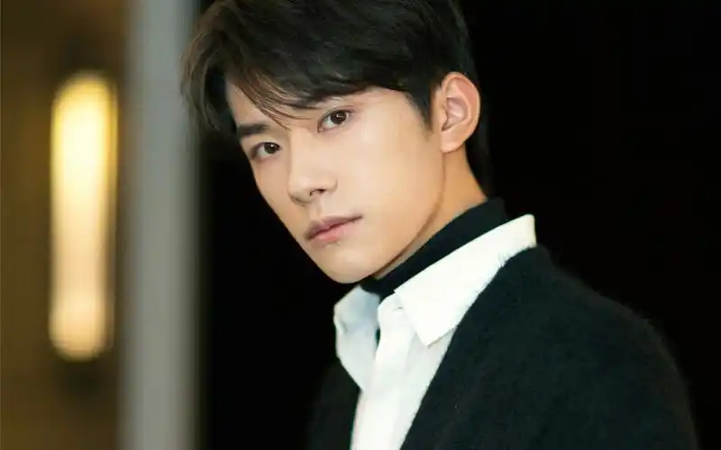 易烊千玺简约帅气写真图片桌面壁纸 - tt98图片网