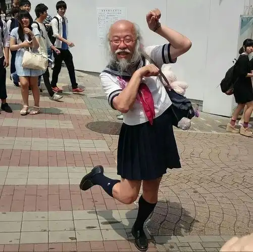 动画里的女装大佬是搞笑,现实中穿女装的男人,你是要搞事情啊!