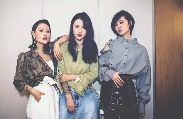 李宇春谭维维郁可唯三届超女代表罕见合唱,曲风迥异但配合默契