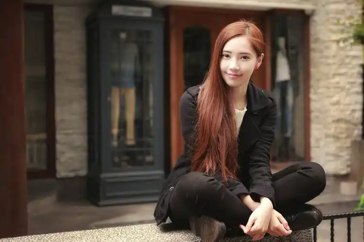 东方美女 微笑 长发 盘坐姿 4k美女图片