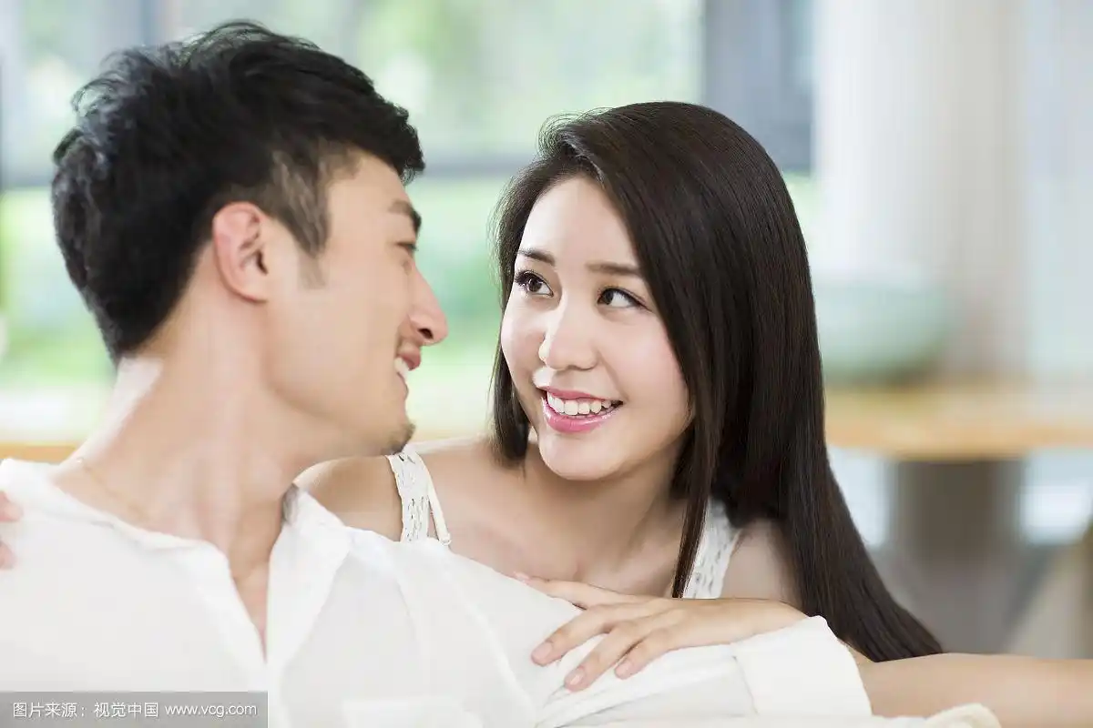 年轻情侣相视而笑