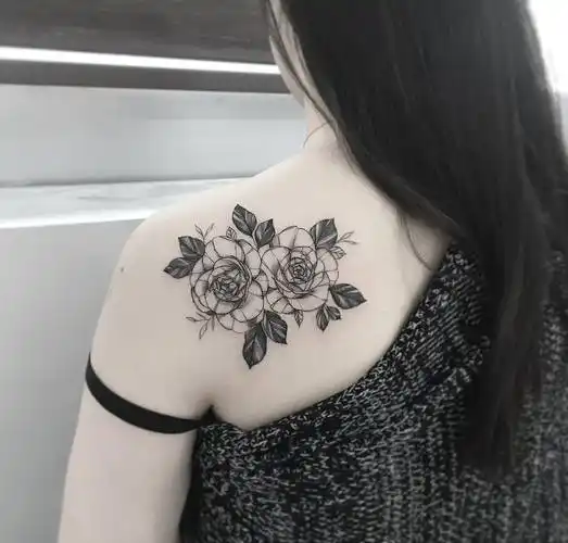 黑灰肩背花朵纹身图案