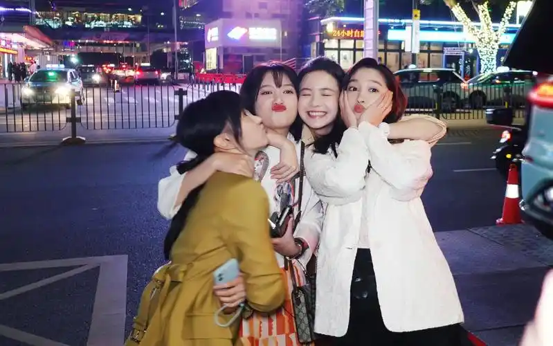 关晓彤晒《二十不惑2》闺蜜合影,一起面膜局,睡衣局,饭局_梁爽_大宝