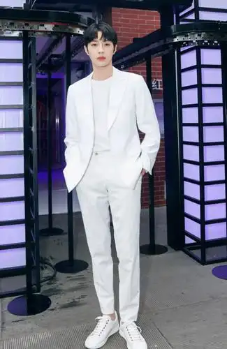 赖冠霖太调皮了把匡威当成拖鞋穿穿出了小混混既视感