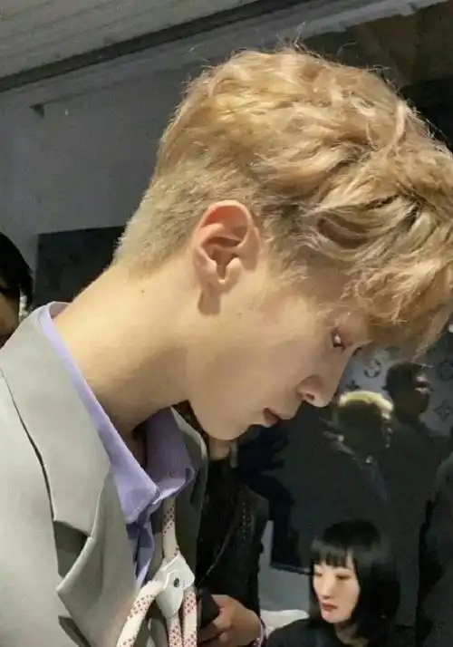 范丞丞的饭拍侧颜