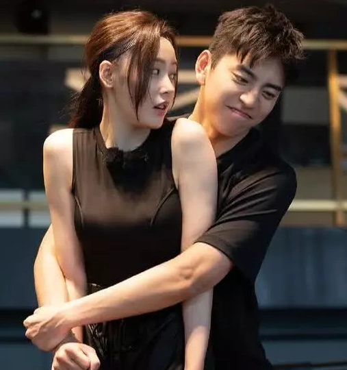 "国民老公"张天爱遇到王大陆后,说话声音越来越嗲,朋友太甜蜜