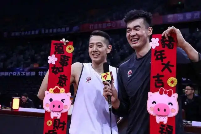 李慕豪因脚伤缺阵,沈梓捷独力面对易建联,后者两场比赛分别砍下33分14