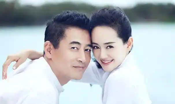 王志飞和张歆艺相恋7年,分手后转身娶小15岁娇妻今,婚姻状况如