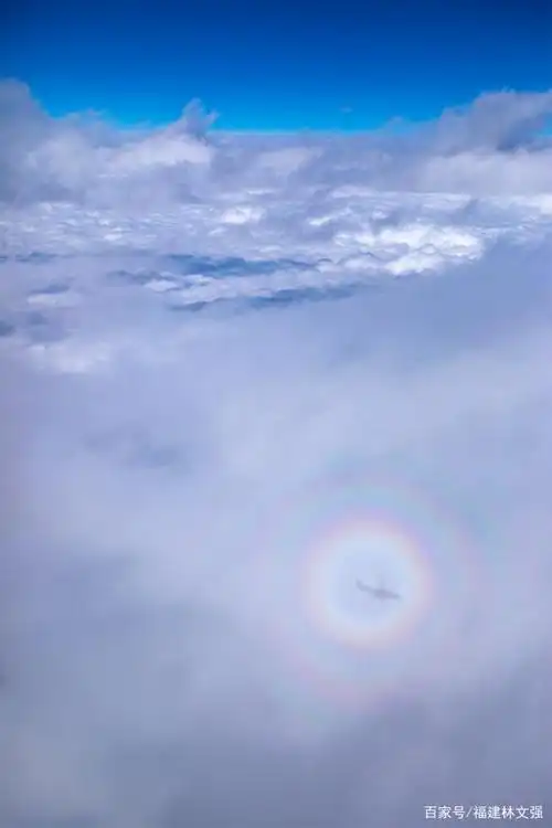 云端之上的佛光美轮美奂