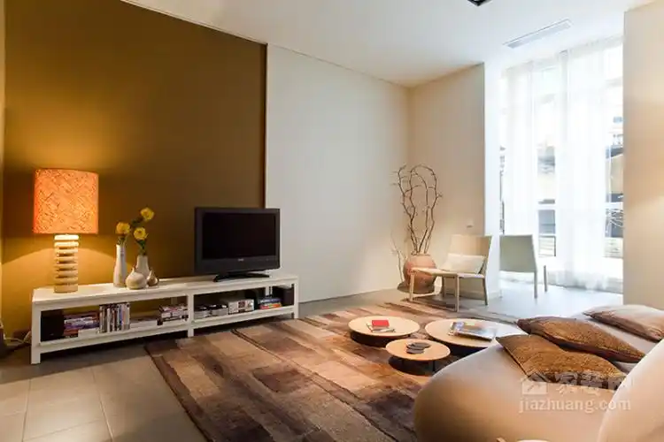 客厅简约棕色电视墙图片