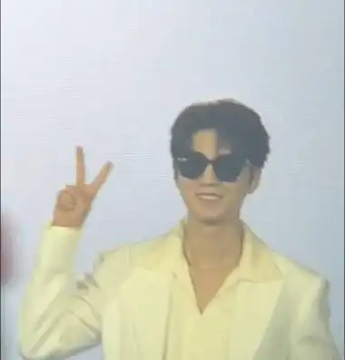 王俊凯现在比耶vs小时候比耶～ 出走半生,归来仍是比耶小子