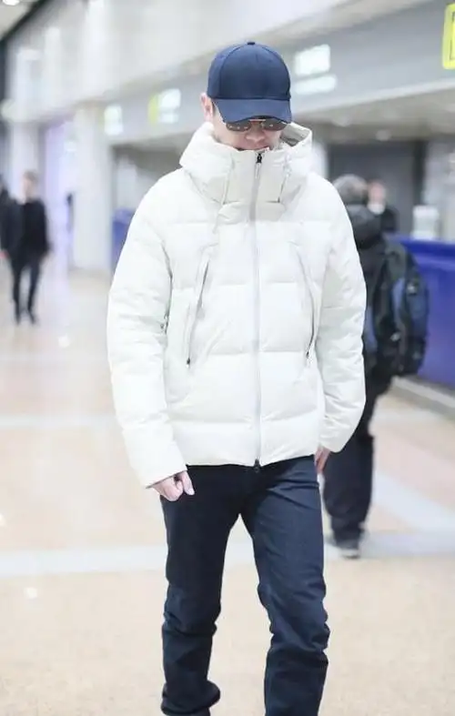 35岁朱亚文真会玩大肥运动裤塞靴子里穿别说还真挺时尚