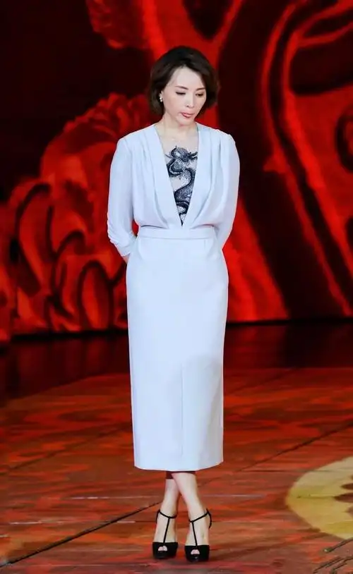 董卿气质感厉害,穿淡蓝色深v领连衣裙大方优雅,不愧是著名主持