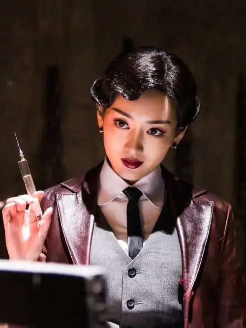 谍战剧中最拉风的造型#《伪装者》76号情报处处长汪曼春,大浓妆西装