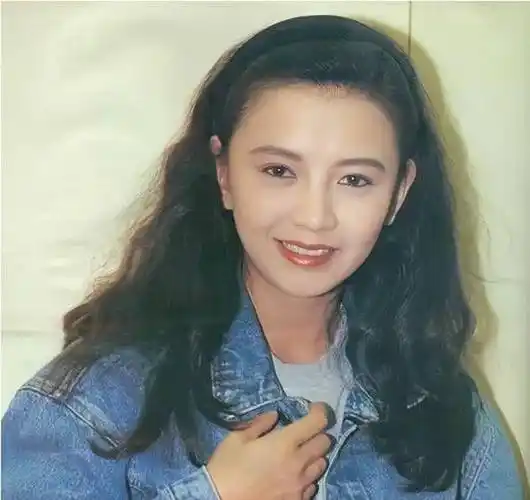 在上世纪80年代和90年代美女如云的香港娱乐圈,曾华倩能够突出重围