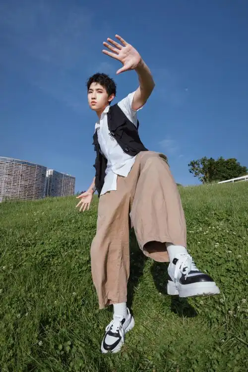 不愧是潮流主理人陈伟霆同款90绝!